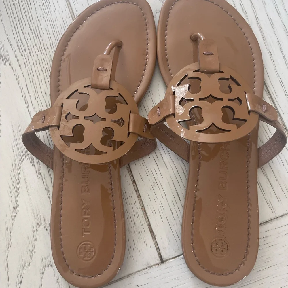 Tory Burch Tan Miller Sandals Iconic Glossy Patent Leather Design - Picture 2 of 10